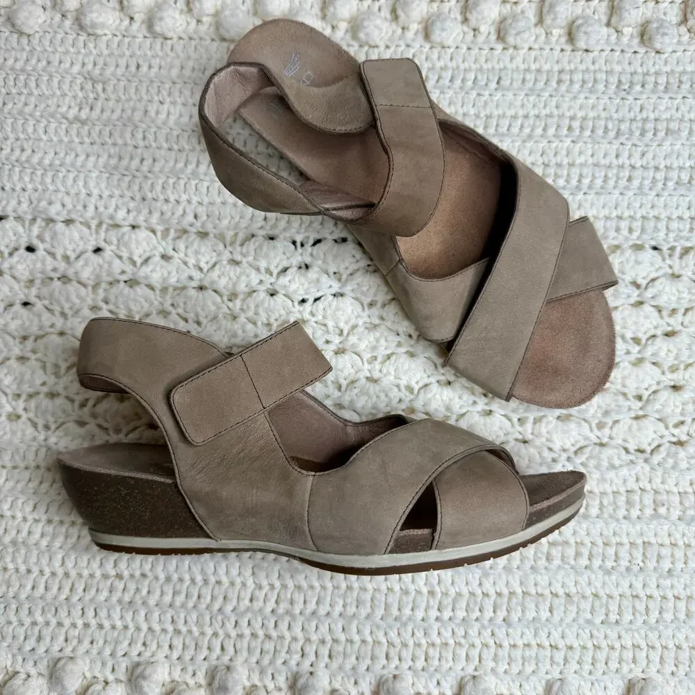 DANSKO Women's 40 US 9.5 10 Sharla Criss Cross Strappy Wedge Sandal Shoes Tan
